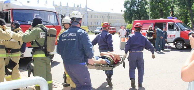 На стадионе «Шинник» в Ярославле спасатели тушили учебный пожар _74209