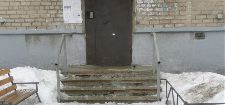 В Ярославле снежная глыба с крыши рухнула на женщину с детьми_235235