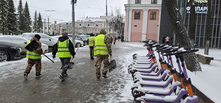 Зимой столько снега не было: в Ярославле наметёт апрельские сугробы