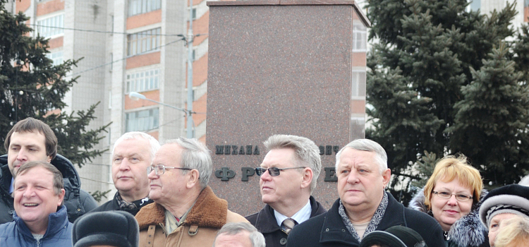 Ярославцы возложили цветы к памятнику Михаилу Фрунзе_23378