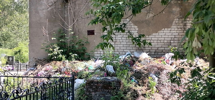 Глава Ростова Великого резко высказался о горожанах, устроивших свалку на кладбищах_245330