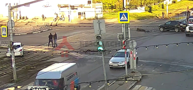 В центре Ярославля попавшие в ДТП мужчины устроили драку прямо на перекрестке