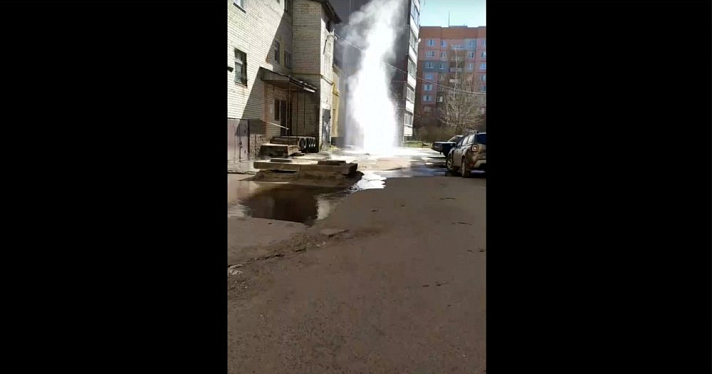 Забил фонтан: в Тутаеве произошла коммунальная авария