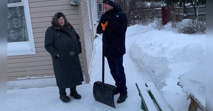 «Бабушка ничего не видит»: волонтеры из Ярославля расчищают дома одиноких пенсионеров от снега_172570