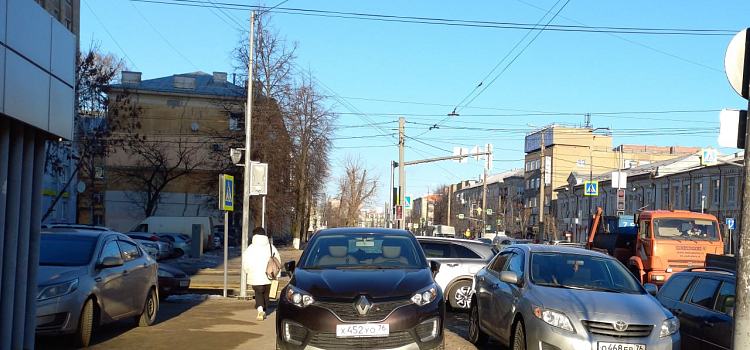 Ярославцы пожаловались на автомобили, припаркованные на тротуарах в центре города_291021