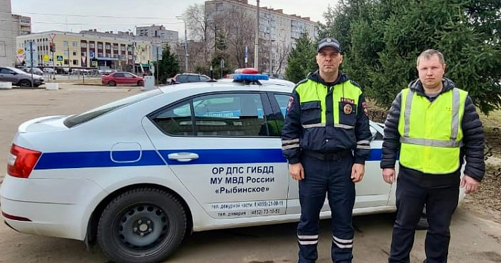 В Рыбинске сотрудники ДПС помогли автоледи заменить спущенное колесо