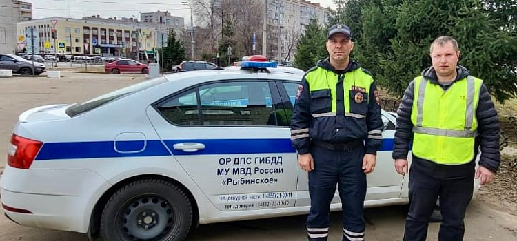 В Рыбинске сотрудники ДПС помогли автоледи заменить спущенное колесо