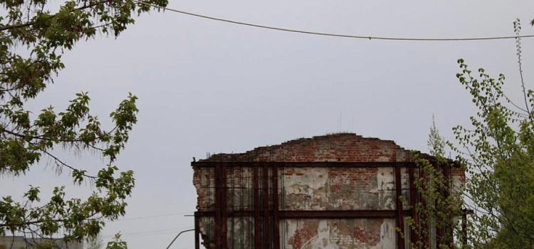 Стены, помнившие шведов и штыки фанагорийцев, рушатся: суд запретил продажу ярославского исторического здания_314906