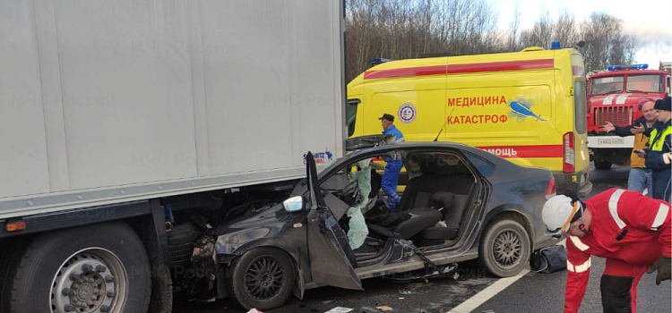 На трассе М-8 под Ярославлем легковушка врезалась в стоящий грузовик