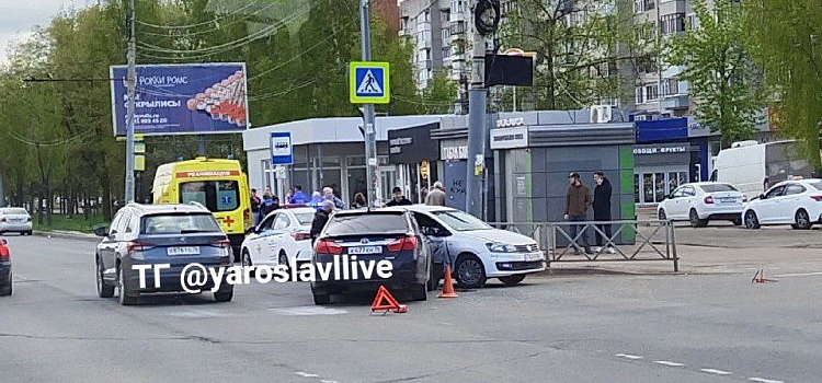 В Дзержинском районе Ярославля столкнулись две иномарки