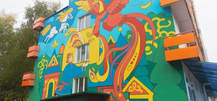 В Ярославле детскую больницу украсили рисунками со сказочными героями