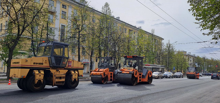 В Ярославле начали укладывать асфальт на улице Свободы_271986