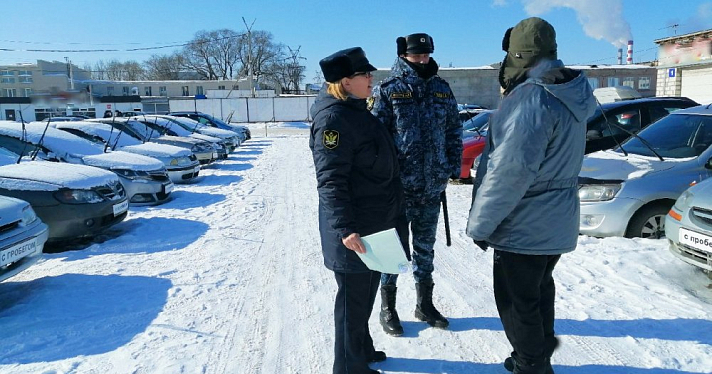 В Ярославле приставы, притворившись покупателями, арестовали машину автохама