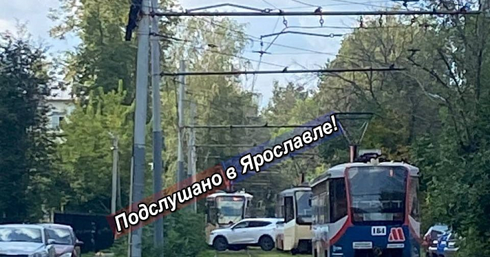 В Ярославле автоледи устроила ДТП и пошла по делам, бросив машину посреди трамвайных путей