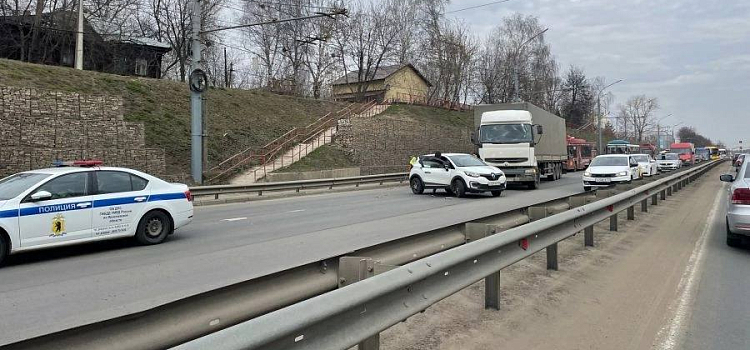 В Ярославле на Московском проспекте столкнулись фура и легковушка