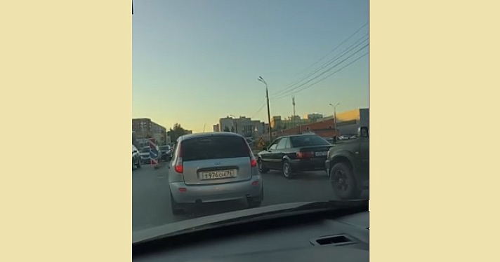 В Дзержинском районе Ярославля из-за ремонта на тепловых сетях увеличились пробки