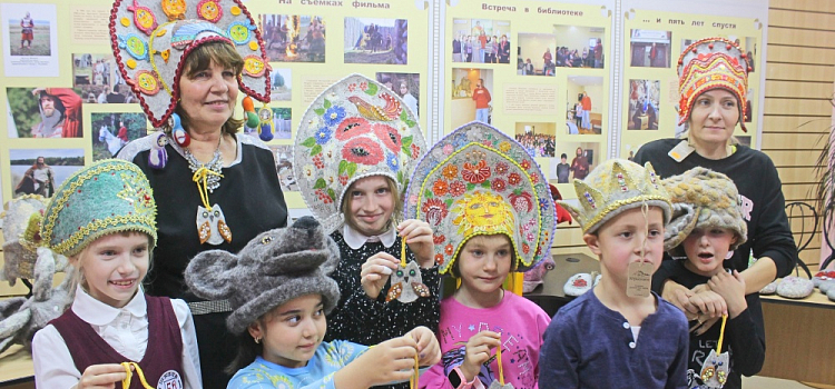 Интерактив с возможностью взять все в свои руки: мастерицы из «Юрьевского» провели для детей мастер-класс по шерстевалянию