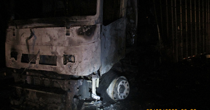 В Ярославской области на М-8 после столкновения с лосем сгорели два грузовика_249891