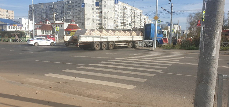 В Ярославле грузовик с полуприцепом на скорости протаранил трамвай с пассажирами_253078