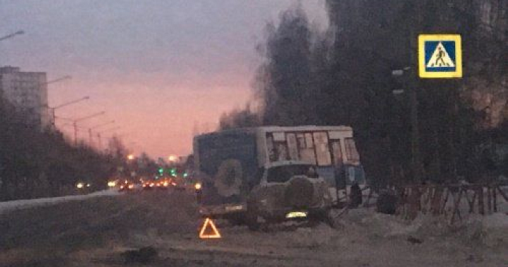 В Ярославле маршрутка врезалась в ограждение после столкновения с внедорожником