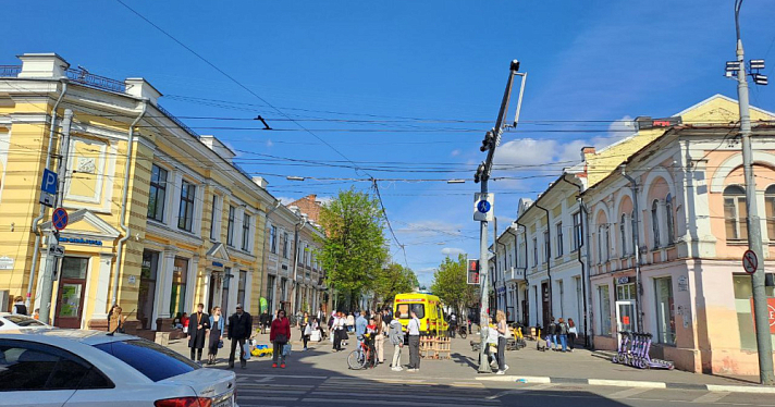Скорая и полиция приезжает каждый день: ярославцев обеспокоили асоциальные личности, оккупировавшие улицу Кирова