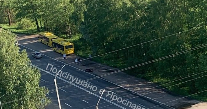 Водитель не уступил дорогу: в Ярославле столкнулись автобус и мотоцикл_242974