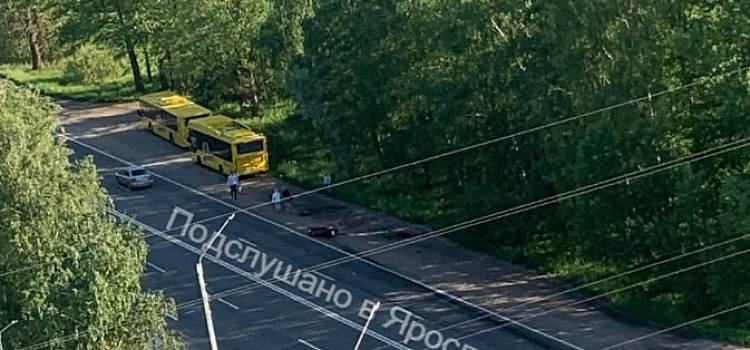 Водитель не уступил дорогу: в Ярославле столкнулись автобус и мотоцикл_242974