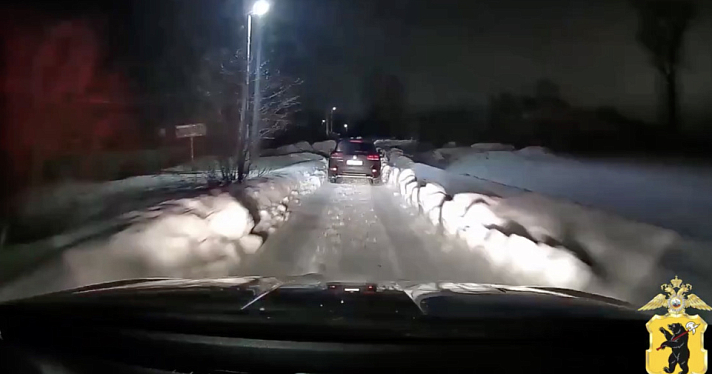 В Ярославской области пьяная автоледи на внедорожнике протаранила машину ДПС