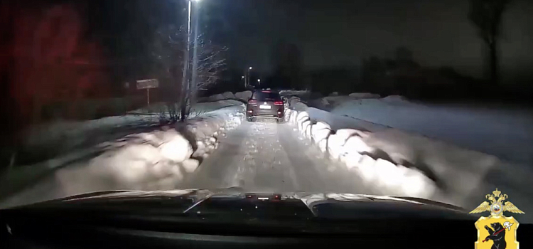 В Ярославской области пьяная автоледи на внедорожнике протаранила машину ДПС