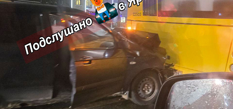  Водитель иномарки пострадал в столкновении с автобусом в Ярославле