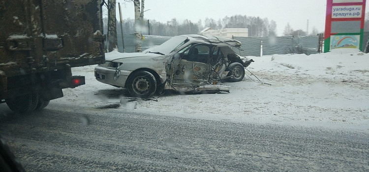 В Ярославском районе при ДТП машина превратилась в груду металлолома  _132446
