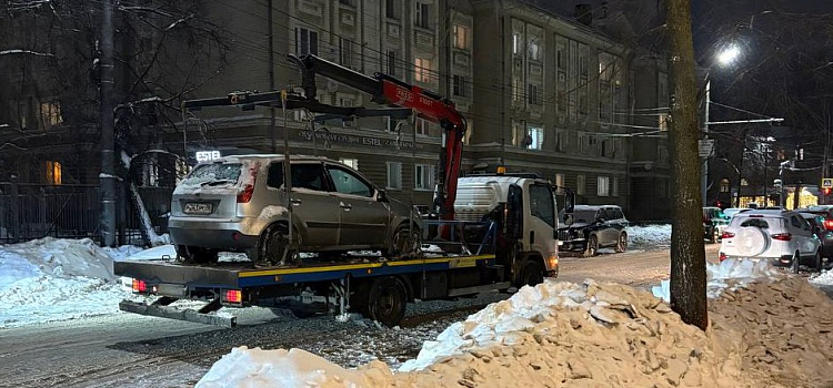 А мы предупреждали: в центре Ярославля эвакуируют автомобили, мешающие ночной уборке снега