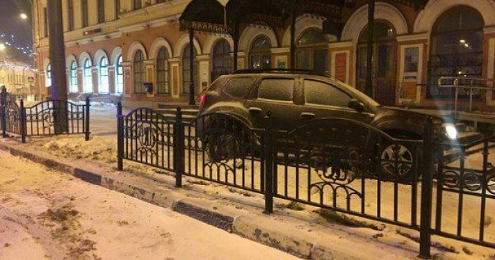 На Богоявленской площади в Ярославле водитель снес забор и убежал: видео_135657