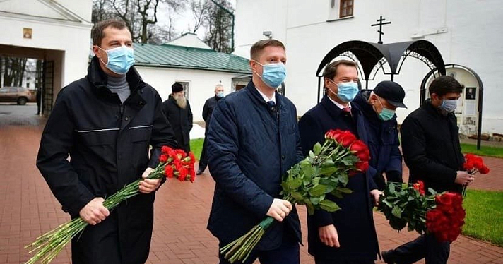 Мэр Ярославля возложил цветы к памятнику Минину и Пожарскому
