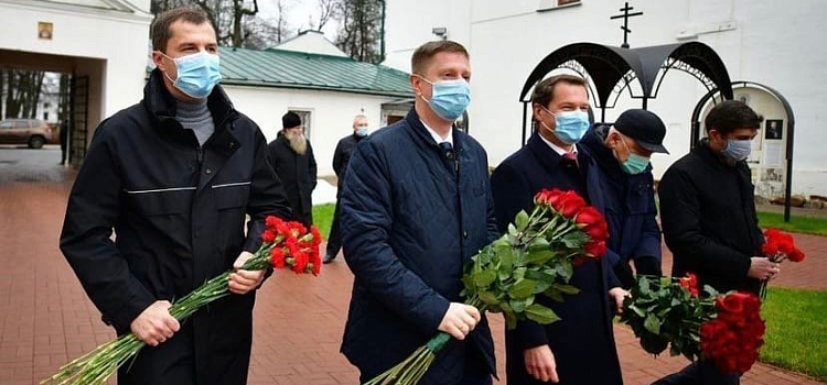 Мэр Ярославля возложил цветы к памятнику Минину и Пожарскому