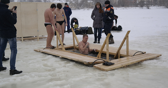 Ярославцы приняли участие в крещенских купаниях (видео)_49466