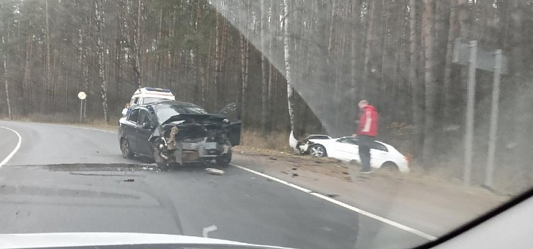 В страшном ДТП в Ярославле пострадали двое: видео