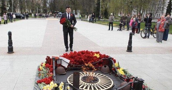 Губернатор Дмитрий Миронов поздравил ярославцев с Днем Победы и возложил цветы к Вечному огню_163745