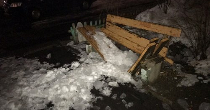 Фото дня. Сошедшая с крыши глыба сломала скамейку у подъезда дома на улице Лермонтова