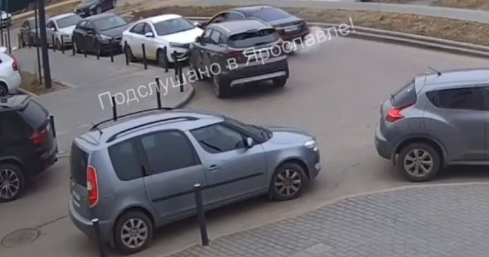 В Ярославле молодая автоледи устроила погром на парковке во дворе жилого дома