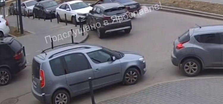 В Ярославле молодая автоледи устроила погром на парковке во дворе жилого дома