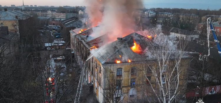 Десятки человек без жилья: пожар уничтожил бывшие склады Ярославской большой мануфактуры_313673
