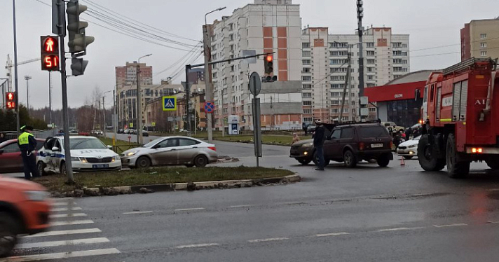 В Ярославле «Нива» протаранила автомобиль ГИБДД