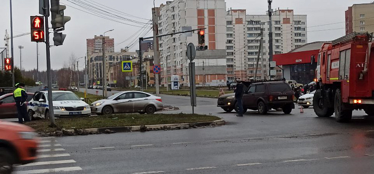 В Ярославле «Нива» протаранила автомобиль ГИБДД