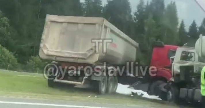 Тело накрыли простыней: под Ярославлем столкнулись два грузовика_245771