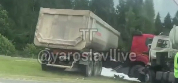 Тело накрыли простыней: под Ярославлем столкнулись два грузовика_245771