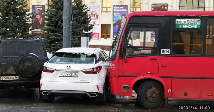 В Ярославле маршрутка врезалась в припаркованный «Лексус»