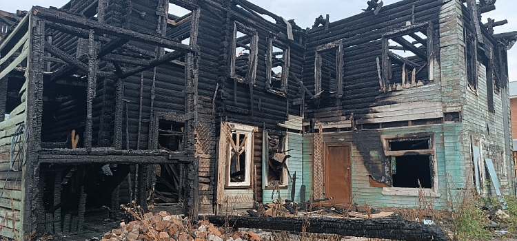 В Ростове возбуждено уголовное дело из-за сгоревшего памятника деревянного зодчества