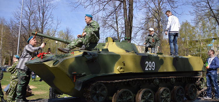 Боевую машину десанта установили на улице Угличской_30686