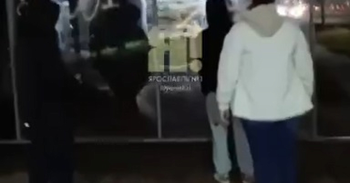 В Ярославле подростки нагло разрисовывали остановку на глазах очевидцев